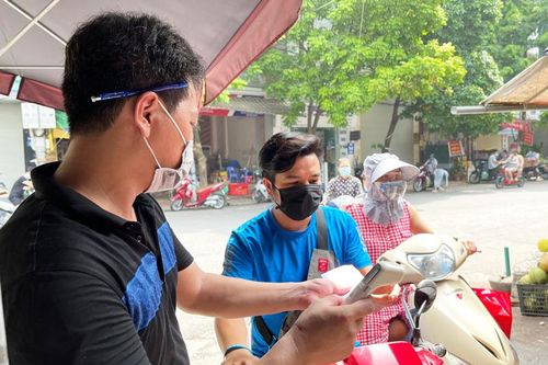 Ghi nhận tại phường đầu tiên của Hà Đông phát thẻ cho người dân luân phiên đi chợ
