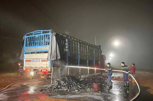 Chư Prông: Xe tải chở than bốc cháy ngay trước cây xăng