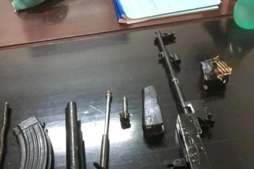 Tài xế xe máy mang theo khẩu AK và 19 viên đạn