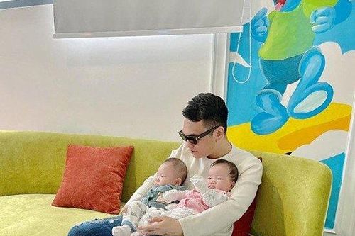 Diện mạo 'giống bố như đúc' của cặp song kháu khỉnh nhà Khắc Việt và vợ DJ nóng bỏng
