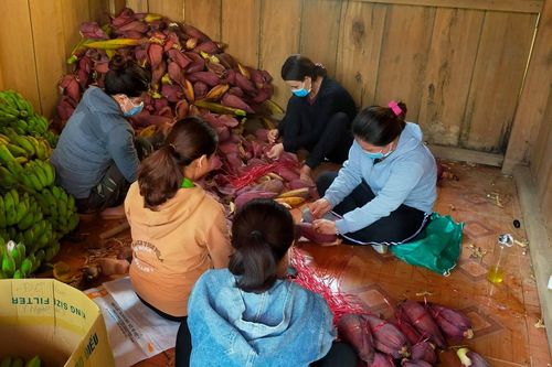 Đồng bào miền núi Quảng Nam gửi hàng tấn nông sản vào TPHCM