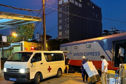 Đường sắt vận chuyển hơn 15 tấn thiết bị, vật tư y tế vào TPHCM