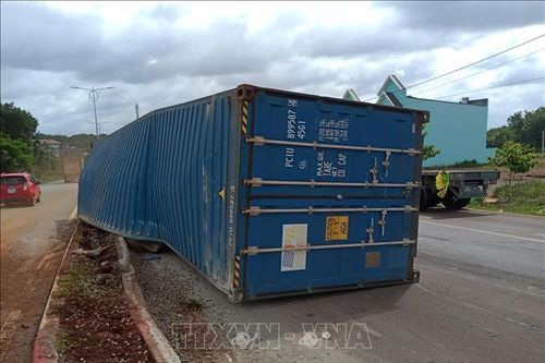 Xe đầu kéo mất lái, thùng container văng xuống đường
