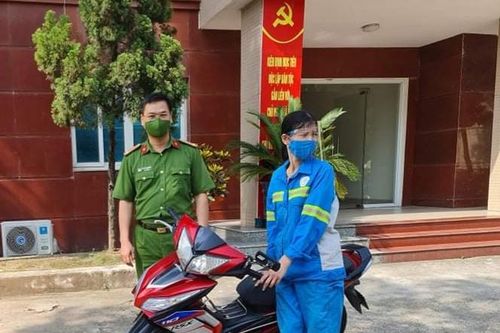 Công an quận Nam Từ Liêm tặng xe máy cho chị lao công bị cướp trong đêm