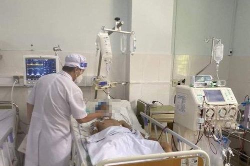 Khánh Hòa: Hai thanh niên nguy kịch vì uống rượu tự pha