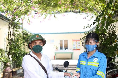 Hành động đẹp của nữ lao công bị cướp xe máy trong đêm ở Hà Nội