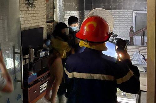 Những hình ảnh trong đêm ở ngôi nhà 4 tầng bị cháy