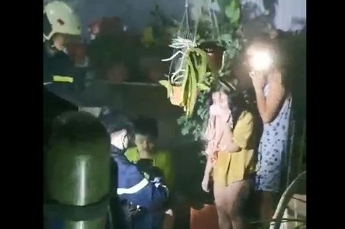 Kịp thời cứu 4 người mắc kẹt, dập tắt đám cháy trong đêm tại quận Hoàng Mai