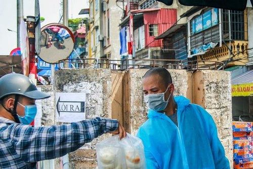 Hà Nội: Hàng trăm người tiếp tế cho người thân tại khu phong tỏa