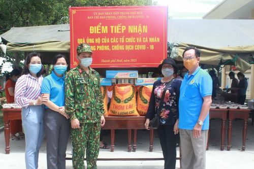 Thừa Thiên Huế: Cụ bà 75 tuổi đập heo đất để mua gạo hỗ trợ khu cách ly