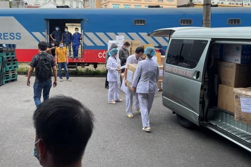 Trước giờ khởi hành vận chuyển thiết bị y tế từ Ga Hà Nội vào Bệnh viện dã chiến 16