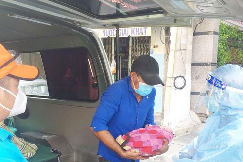 Kịp thời hỗ trợ hai sản phụ sinh con ngay tại chốt kiểm soát phòng, chống dịch