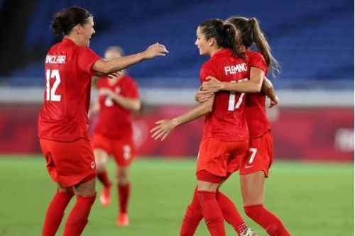 Các nữ tuyển thủ đội bóng Canada bước lên bục vinh quang tại Olympic