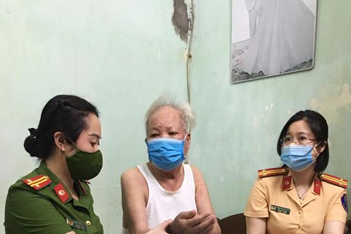 Công an quận Hà Đông thăm, tặng quà tuyến đầu chống dịch và hộ gia đình khó khăn