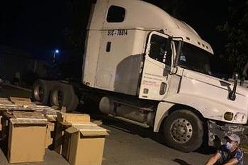 Bắt giữ tài xế xe đầu kéo chở 10.000 bao thuốc lá nhập lậu