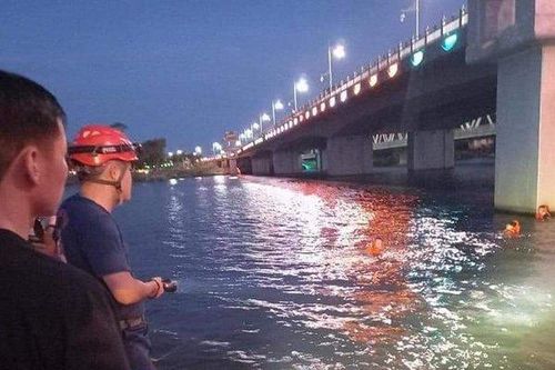 Bỏ xe máy trên cầu rồi về nhà, người phụ nữ khiến công an 8 giờ vất vả
