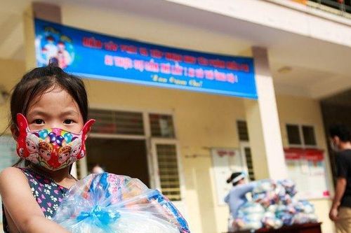 Hà Nội: Hàng tấn gạo, mì tôm tiếp tế người khó khăn trong mùa dịch