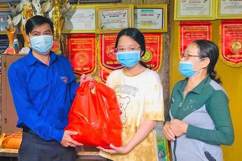 Thành Đoàn Pleiku tặng quà thiếu nhi khó khăn do ảnh hưởng dịch Covid-19