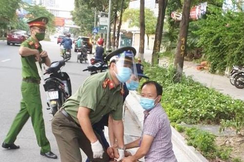 Hà Nội: 'Thông chốt' kiểm dịch Covid-19 đi bán ma túy