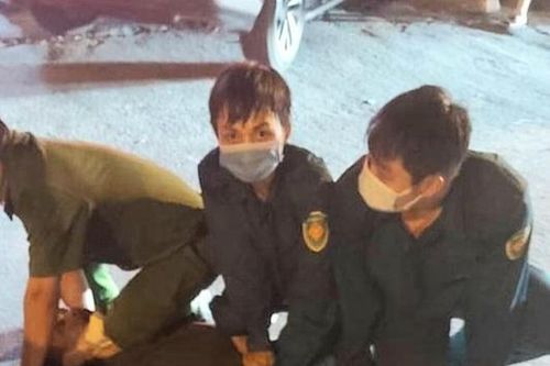 Hà Nội: Đối tượng mang theo ma túy, lao xe máy 'thông chốt' kiểm soát dịch