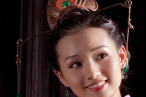 Hoàng hậu Việt nào làm vợ vua vẫn lấy thêm.... con của chú ruột?