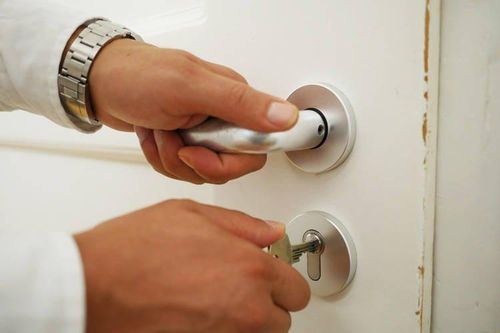 Người đàn ông vô tình bị vào bệnh viện tâm thần vì giống người khác