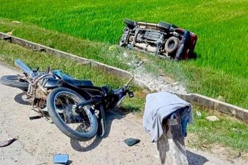 Va chạm với xe bán tải, người đàn ông gãy tay, gãy chân