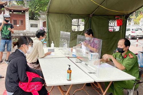 Quận Đống Đa linh hoạt trong xử lý vi phạm tại các chốt phòng chống dịch