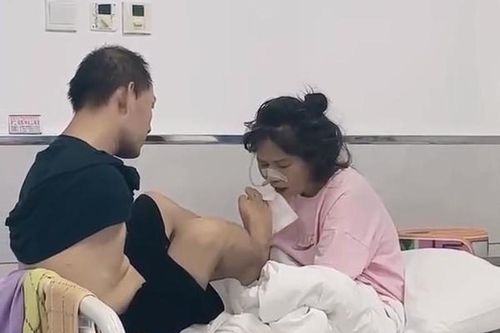 Nghẹn ngào cảnh chồng không có tay, dùng chân chăm sóc vợ nằm viện