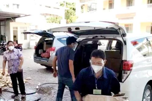 Đội xe tình nguyện chở hàng trăm chuyến hàng đến khu phong tỏa
