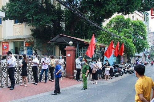 Hà Nội: Người dân xếp hàng dài xin xác nhận giấy đi đường