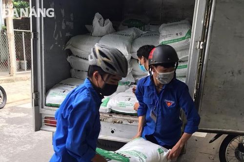 Hỗ trợ lương thực, thực phẩm kịp thời cho người dân khu cách ly