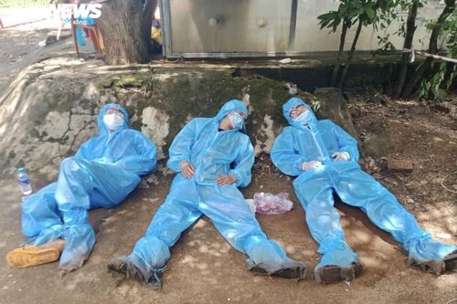 Nghẹn ngào hình ảnh tình nguyện viên Kon Tum vật vờ chợp mắt tại chốt kiểm dịch