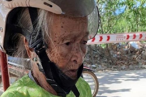 Cảm động cụ bà nghèo ở Quảng Nam dành tiền tiết kiệm ủng hộ chống dịch