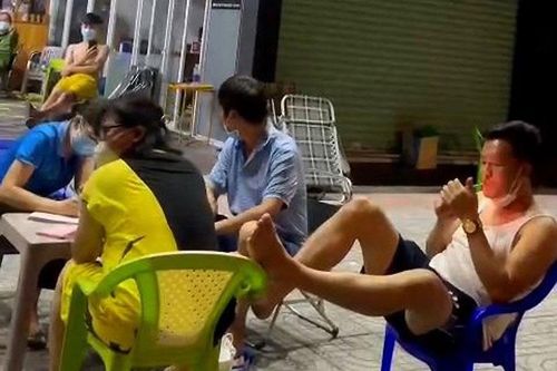 Tạm giữ xe ô-tô chở 4 người vi phạm phòng dịch, xúc phạm lực lượng chức năng