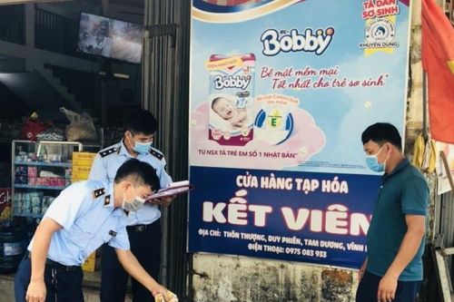 Bắt quả tang một cơ sở kinh doanh bày bán bánh trung thu Trung Quốc nhập lậu