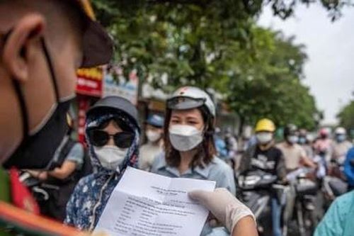 Hà Nội: Công an vào cuộc điều tra vụ mua 9 giấy đi đường giá 12 triệu đồng ở hiệu cầm đồ