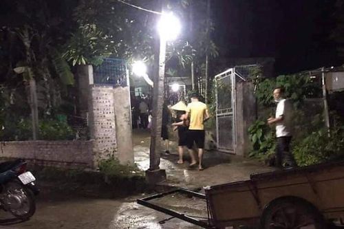 Đeo tai nghe khi sạc điện thoại, cháu bé bị điện giật tử vong