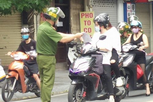 Hà Nội: Chốt kiểm soát yêu cầu hơn 2.800 lượt phương tiện quay đầu, xử phạt 900 trường hợp vi phạm