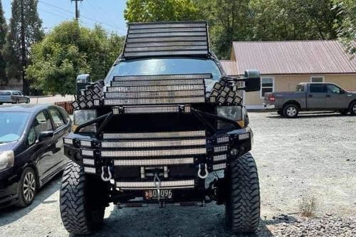 Chiếc bán tải Ford F-250 gắn đèn LED trợ sáng kín đầu xe