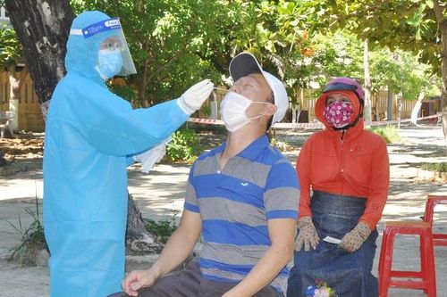 Triển khai chiến dịch lấy mẫu xét nghiệm cho toàn bộ đại diện hộ gia đình