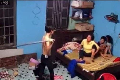 Công an vào cuộc vụ con đánh mẹ vì không cho mượn điện thoại