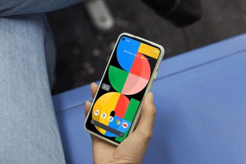 Thích điện thoại nhỏ gọn, nên mua Google Pixel 5a hay iPhone SE?