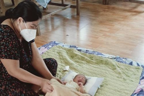 Mẹ là F0 ở TP.HCM, bố đi cách ly, bé sơ sinh được đưa về quê
