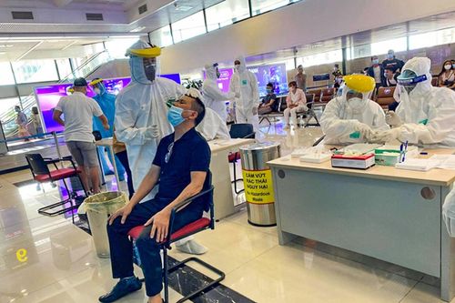 Người nhập cảnh về Hà Nội phải tiêm đủ 2 liều vaccine hoặc có giấy xác nhận khỏi bệnh, cách ly 7 ngày
