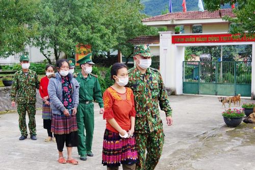 Mẹ sai con gái đi mua ma túy về để sử dụng