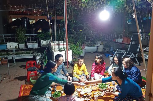 Người lớn trồng rau, trẻ có sân chơi trên sân thượng trong mùa COVID