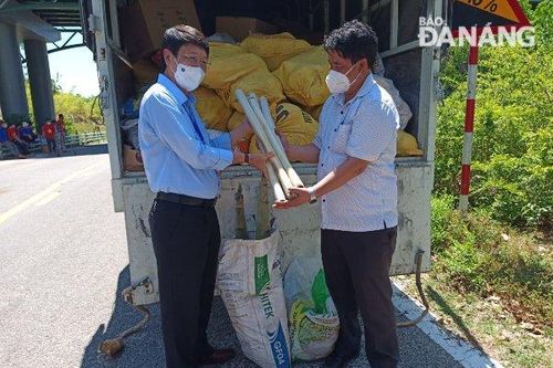 Tiếp nhận 12 tấn rau, hơn 200 kg thịt do huyện Tây Giang gửi tặng