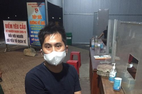 Người đàn ông Trung Quốc trốn trong cốp ôtô để qua chốt phòng dịch