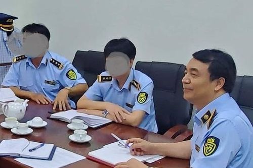 Người hy sinh khi chống dịch, kẻ bị bắt vì lạm dụng chức quyền